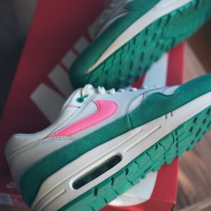 NIKE air max pink